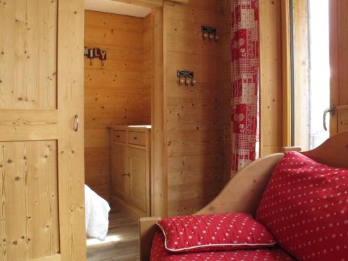 - un salon avec un canapé dans une pièce en bois dans l'établissement Appartement cosy au cœur de la station, départ skis aux pieds, Wi-Fi, proximité commerces - FR-1-634-63, à Avoriaz