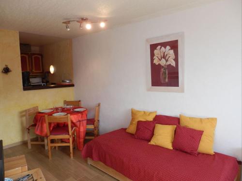 - un salon avec un lit, une table et une salle à manger dans l'établissement Appartement 2P 4 pers - Sud, Balcon, Internet, Animaux refusés - FR-1-634-53, à Avoriaz
