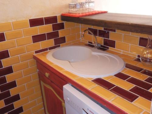 La salle de bains est pourvue d'un lavabo sur un mur carrelé. dans l'établissement Appartement 2P 4 pers - Sud, Balcon, Internet, Animaux refusés - FR-1-634-53, à Avoriaz