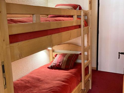 quelques lits superposés dans une chambre dans l'établissement Confortable Studio Cabine Montagne, Balcon Nord, Skis aux Pieds, Proche Centre Morzine - FR-1-634-68, à Avoriaz