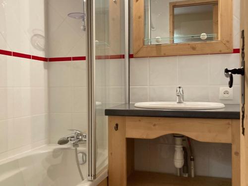 une salle de bain avec un lavabo et une douche dans l'établissement Confortable Studio Cabine Montagne, Balcon Nord, Skis aux Pieds, Proche Centre Morzine - FR-1-634-68, à Avoriaz