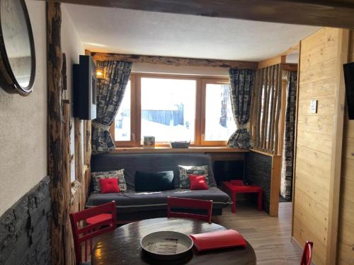 a living room with a couch and a table at Appartement Avoriaz, 2 pièces, 5 personnes - FR-1-634-75 in Morzine