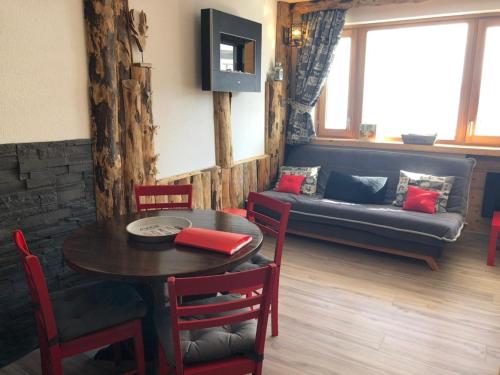 a living room with a table and a couch at Appartement Avoriaz, 2 pièces, 5 personnes - FR-1-634-75 in Morzine