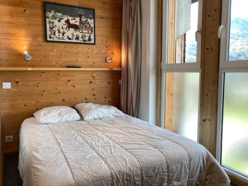 une chambre avec un lit dans une pièce avec une fenêtre dans l'établissement Agréable duplex 3 pièces, centre station, balcon sud, 5 pers. - FR-1-634-64, à Avoriaz