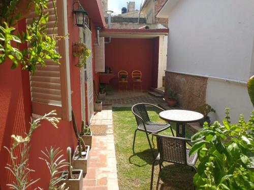 a small courtyard with a table and chairs in a house at Casa Olivia in Alta Gracia