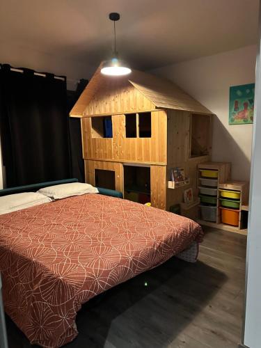 1 dormitorio con 1 cama y una casa de juegos en Magnifique Loft - Hyper Centre, en Annemasse