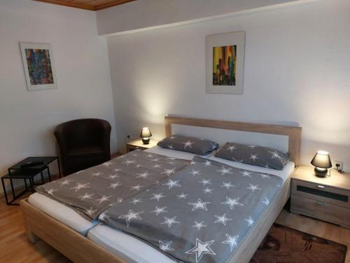 ein Schlafzimmer mit einem großen Bett mit Sternen darauf in der Unterkunft Ferienwohnung Alte Stadtmauer in Bamberg