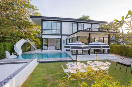 a house with a pool and a water slide at Snap stay pool villa pattaya พัทยา บ้านพักพัทยา พูลวิลล่าพัทยา in Ban Huai Yai