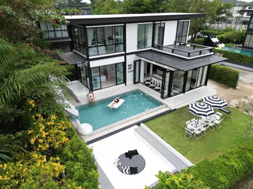 an aerial view of a house with a swimming pool at Snap stay pool villa pattaya พัทยา บ้านพักพัทยา พูลวิลล่าพัทยา in Ban Huai Yai