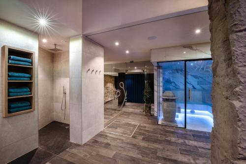 ein Bad mit einer Dusche und einer ebenerdigen Dusche in der Unterkunft Relax-Hotel Pip-Margraff in Sankt Vith