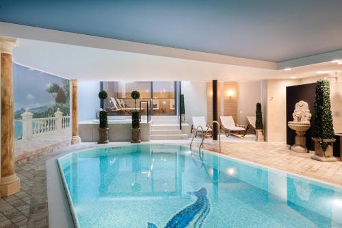 een groot zwembad in een huis bij Relax-Hotel Pip-Margraff in Saint-Vith