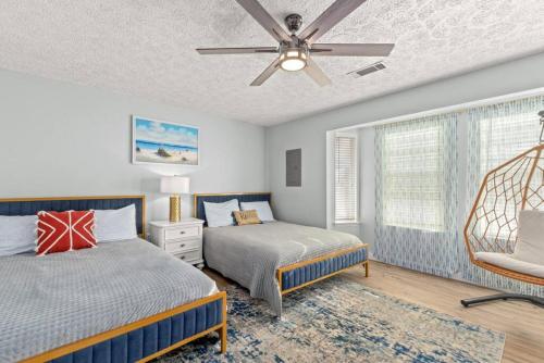Postel nebo postele na pokoji v ubytování Fanta Sea - Private Seasonal Hot Tub, Game Room, Walk to Beach, Pets OK, & More!