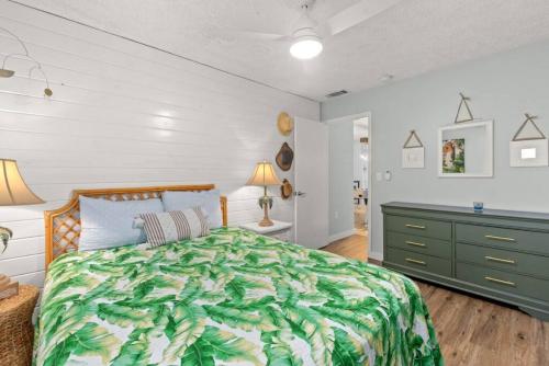 Fanta Sea - Private Seasonal Hot Tub, Game Room, Walk to Beach, Pets OK, & More! photo 13
