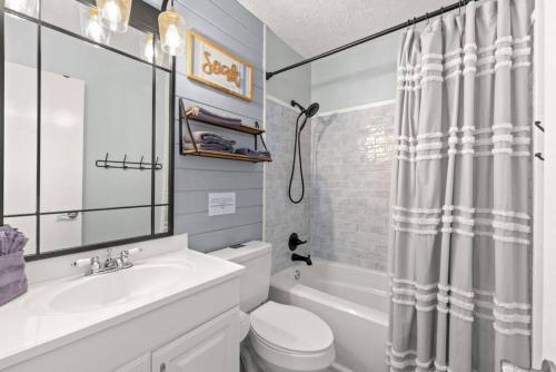 Fanta Sea - Private Seasonal Hot Tub, Game Room, Walk to Beach, Pets OK, & More! photo 6