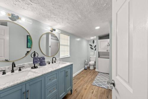 Koupelna v ubytování Fanta Sea - Private Seasonal Hot Tub, Game Room, Walk to Beach, Pets OK, & More!