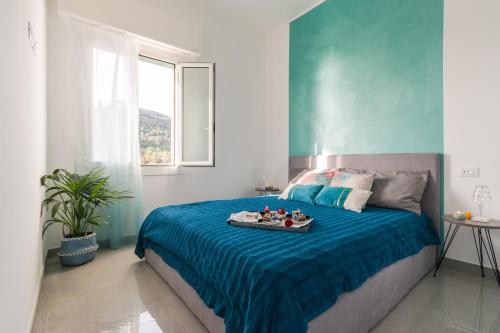 um quarto com uma cama com uma bandeja de brinquedos em Casa Acqua Marina - 1 min from the sea, Wi-Fi & Air Conditioning, Sea View Balcony em Bordighera