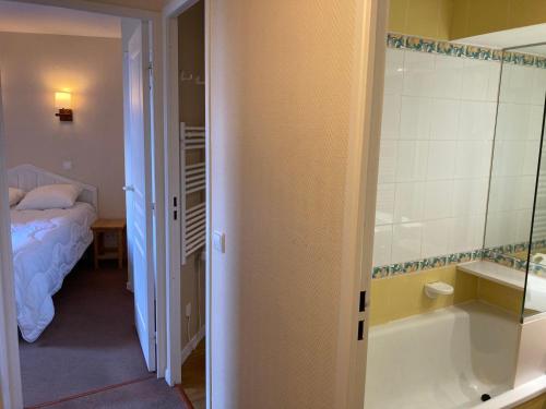 ein Badezimmer mit einer Badewanne und ein Schlafzimmer mit einem Bett in der Unterkunft Appartement Avoriaz, 3 pièces, 7 personnes - FR-1-634-4 in Avoriaz