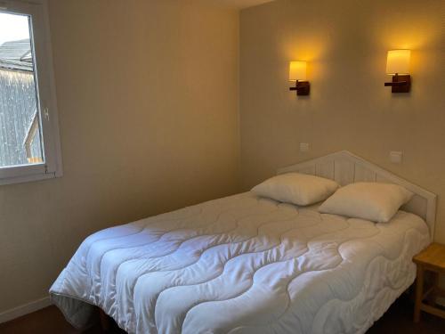 ein Schlafzimmer mit einem Bett mit zwei Kissen und einem Fenster in der Unterkunft Appartement Avoriaz, 3 pièces, 7 personnes - FR-1-634-4 in Avoriaz