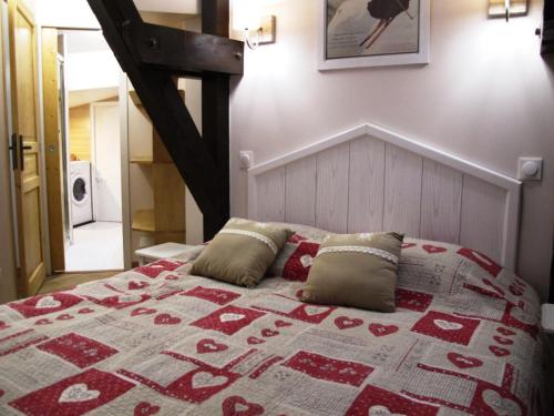 Schlafzimmer mit einem Bett mit einer roten und weißen Decke in der Unterkunft Superbe Duplex 8 pers. à Avoriaz - Emplacement idéal, internet, proche ESF - FR-1-634-7 in Avoriaz