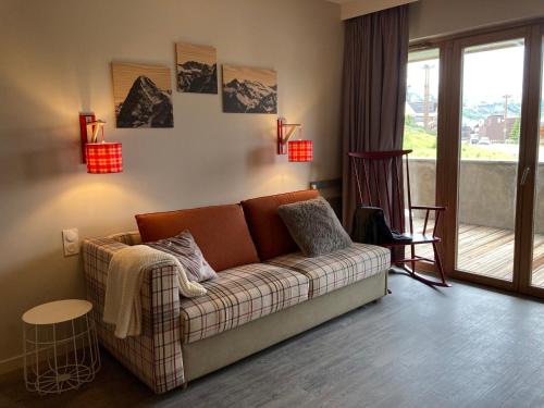 a living room with a couch and a table at Spacieux appartement 2 ch. au pied des pistes, proche ESF et après-ski, confort moderne - FR-1-634-8 in Avoriaz