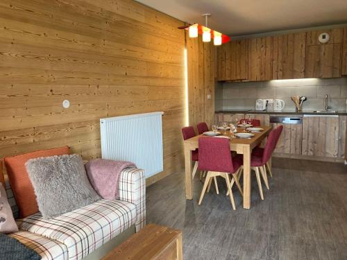 - une cuisine et une salle à manger avec une table et un canapé dans l'établissement Spacieux appartement 2 ch. au pied des pistes, proche ESF et après-ski, confort moderne - FR-1-634-8, à Avoriaz
