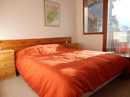 an orange bed in a bedroom with a window at Appartement 8 pers, proche commerces, skis aux pieds à Avoriaz - FR-1-634-9 in Avoriaz