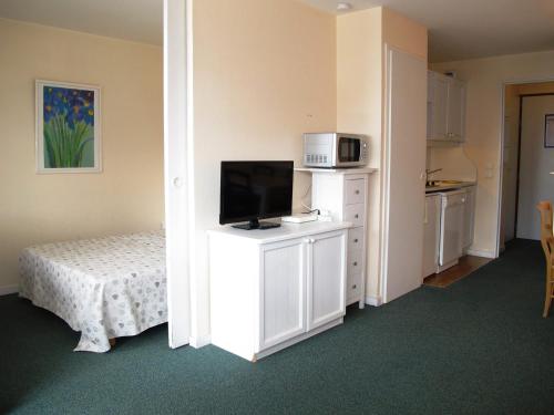 Cette chambre comprend un lit, une télévision et un four micro-ondes. dans l'établissement 2 pièces pour 4-5 personnes, ski aux pieds, Avoriaz - FR-1-634-19, à Avoriaz