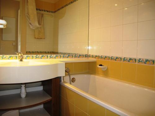 a bathroom with a tub and a sink at 2 pièces pour 4-5 personnes, ski aux pieds, Avoriaz - FR-1-634-19 in Avoriaz