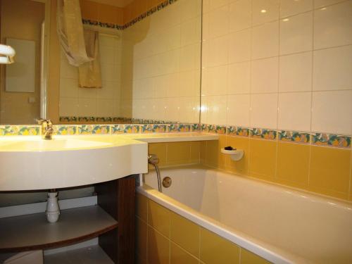 a bathroom with a tub and a sink at Appartement Avoriaz, 2 pièces, 5 personnes - FR-1-634-19 in Avoriaz