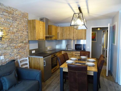 - une cuisine et une salle à manger avec une table et un canapé dans l'établissement Appartement rénové, 3 pièces, skis aux pieds, Avoriaz - FR-1-634-12, à Avoriaz