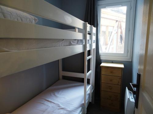 une chambre avec deux lits superposés et une fenêtre dans l'établissement Appartement rénové, 3 pièces, skis aux pieds, Avoriaz - FR-1-634-12, à Avoriaz