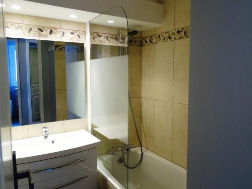 une salle de bain avec un lavabo et une douche avec un miroir dans l'établissement Appartement rénové, 3 pièces, skis aux pieds, Avoriaz - FR-1-634-12, à Avoriaz