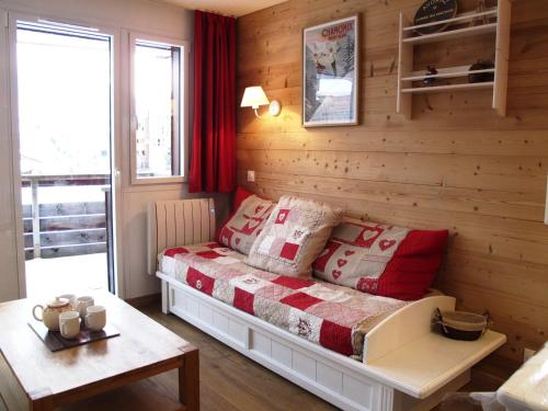 アヴォリアーズにあるAppartement rénové 3P - 2 chambres - Quartier Falaise - 6-7 personnes - FR-1-634-13の木製の壁のベッドルーム1室