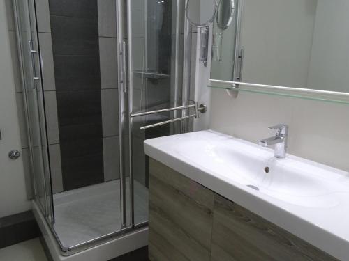 un baño con lavabo y ducha en Appartement 3 pièces pour 6/7 pers avec 2 salles de bains, buanderie, casier à skis et wifi - FR-1-634-11, en Morzine