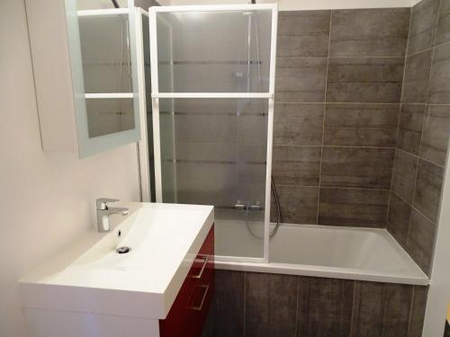 une salle de bain avec une baignoire, un lavabo et une douche dans l'établissement Grand 2 pièces avec balcon proche centre et Aquariaz - FR-1-634-23, à Avoriaz