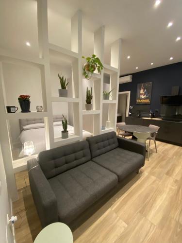 sala de estar con sofá y mesa en #milanodabere Urban Loft, en Milán