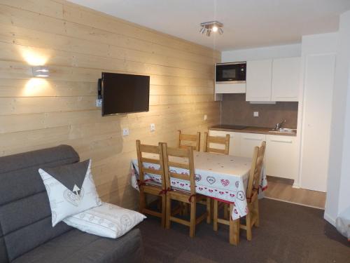 - une cuisine et une salle à manger avec une table et un canapé dans l'établissement Appartement 6 pers rénové, balcon, ski aux pieds, quartier calme - FR-1-634-15, à Avoriaz