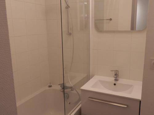 une salle de bain avec douche et lavabo dans l'établissement Appartement 6 pers rénové, balcon, ski aux pieds, quartier calme - FR-1-634-15, à Avoriaz