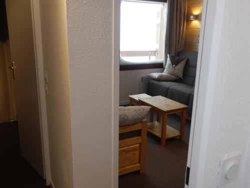 un salon avec un canapé et une table dans l'établissement Appartement 6 pers rénové, balcon, ski aux pieds, quartier calme - FR-1-634-15, à Avoriaz