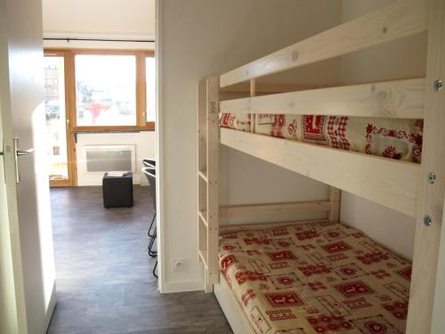 a bedroom with two bunk beds in a room at Studio Avoriaz, 1 pièce, 4 personnes - FR-1-634-31 in Avoriaz