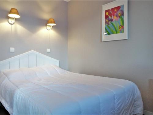 Un dormitorio con una cama blanca y una pintura en la pared en Appartement Avoriaz, 2 pièces, 4 personnes - FR-1-634-38 en Avoriaz