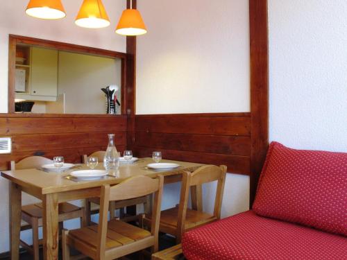 une salle à manger avec une table et une chaise rouge dans l'établissement Charmant 2 pièces avec balcon, plein Sud, centre station, idéal pour 4 personnes, proche commodités - FR-1-634-37, à Avoriaz