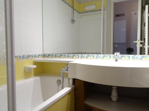 une salle de bain avec un lavabo, une baignoire et un miroir dans l'établissement Charmant 2 pièces skis aux pieds, quartier calme, proche remontées et commerces à Morzine - FR-1-634-38, à Avoriaz