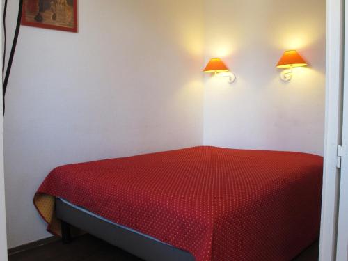 - un lit rouge dans une chambre avec deux lampes dans l'établissement Charmant 2 pièces avec balcon, plein Sud, centre station, idéal pour 4 personnes, proche commodités - FR-1-634-37, à Avoriaz