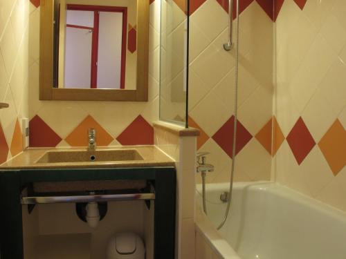 une salle de bain avec un lavabo, un miroir et une baignoire dans l'établissement Charmant 2 pièces avec balcon, plein Sud, centre station, idéal pour 4 personnes, proche commodités - FR-1-634-37, à Avoriaz