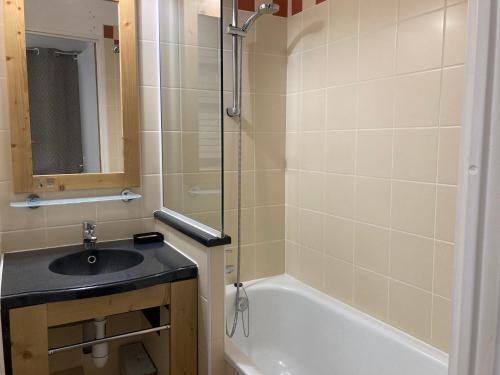 une salle de bain avec un lavabo et une baignoire dans l'établissement Agréable 2 pièces proche centre, bien équipé - FR-1-634-42, à Avoriaz