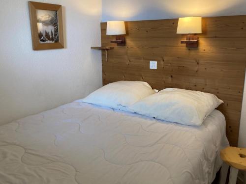 une chambre avec un grand lit avec deux oreillers dans l'établissement Agréable 2 pièces proche centre, bien équipé - FR-1-634-42, à Avoriaz