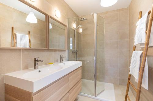 a bathroom with a sink and a shower at Balkoia superbe appartement de 75 m2 entièrement rénové in Saint-Jean-de-Luz