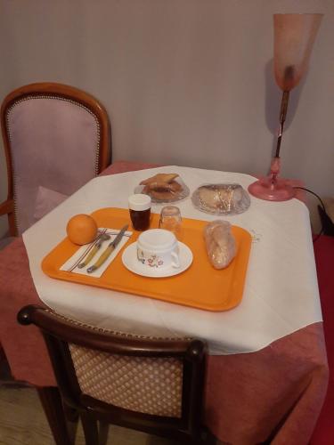 een tafel met een dienblad met een bord eten erop bij chambre d hotes in Saint-Laurent-de-la-Barrière