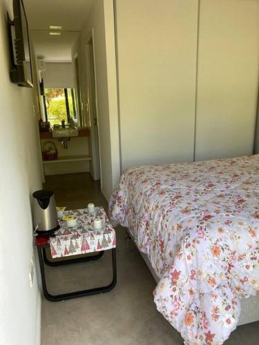 1 dormitorio con cama y mesa con espejo en Cozy nice apartment, en Punta del Este